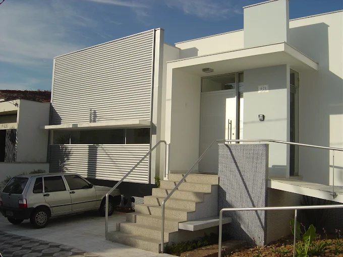 Fachada da Clínica Simoneti à luz do dia, na R. Prof. Toledo, 618, Centro de Sorocaba