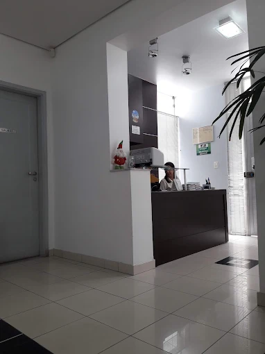 Recepção da Clínica Simoneti, com balcão de atendimento