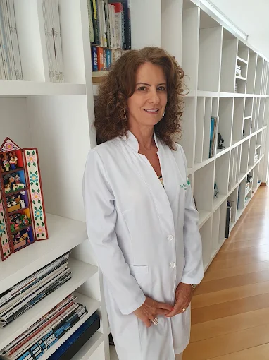 Dra. Rozana Simoneti de jaleco no interior da Clínica Simoneti